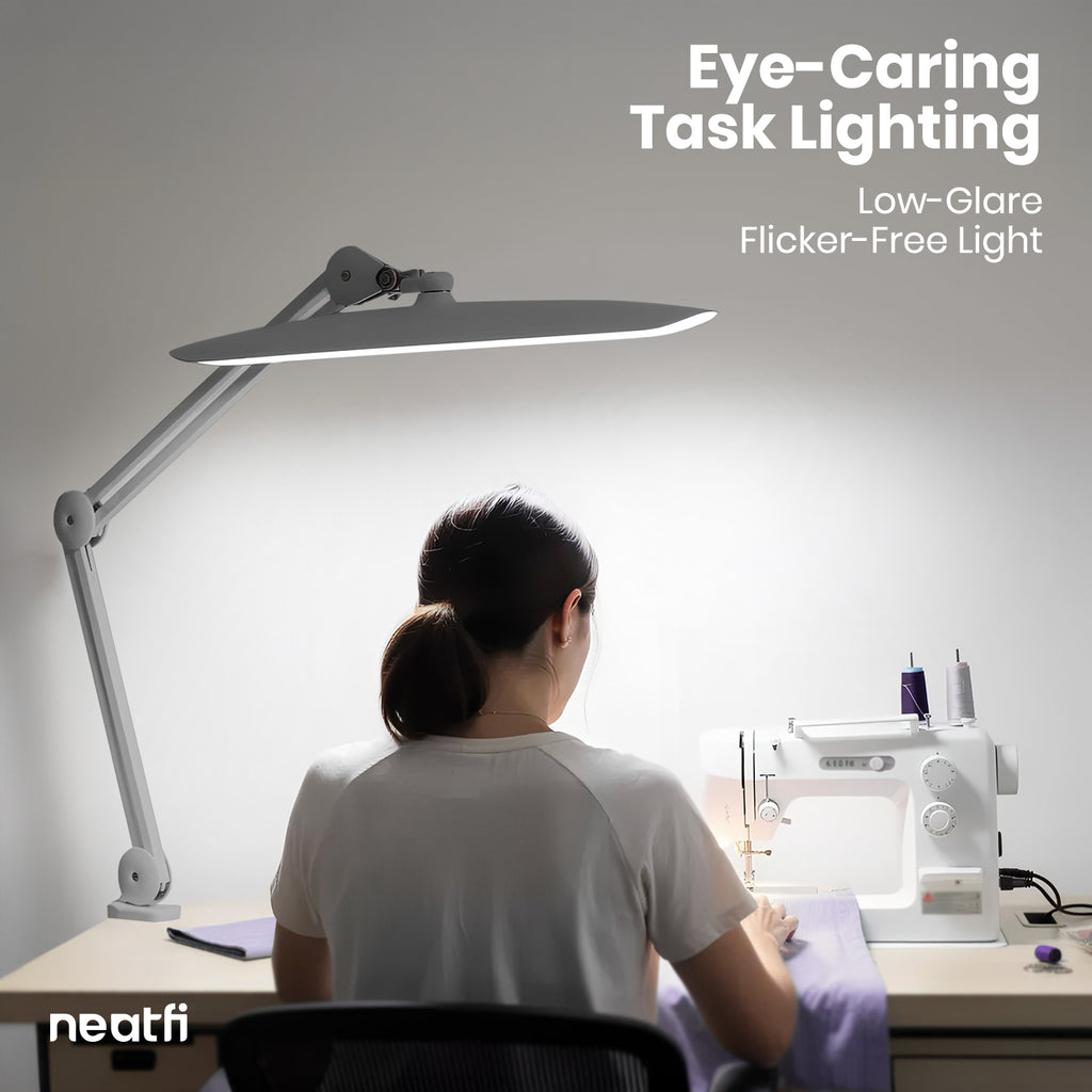 Lámpara LED de escritorio con pinza de 20” de ancho – Luz de trabajo de 2200 lúmenes para oficina y manualidades, plateada