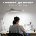 Lámpara de escritorio LED de 2200 lúmenes con abrazadera – Pantalla ancha de 20”, 3 modos de luz, luz de trabajo regulable, blanca