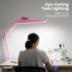 Lámpara LED de escritorio Pro Series de 20” – 2200 lúmenes, 3 modos de luz, IRC 95, regulable para uso en oficina en casa y manualidades, blanca