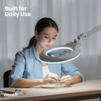 Lampe loupe LED acrylique de 7" de large avec pince – 1600 lumens, à intensité variable pour travaux de précision, argent
