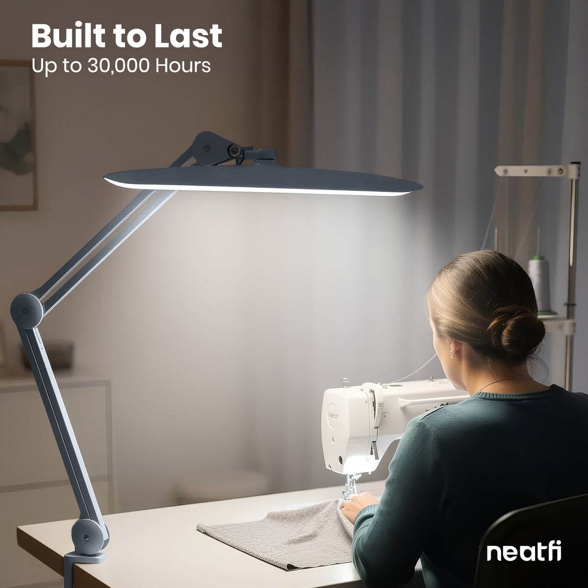 Professionelle LED-Arbeitsplatzbeleuchtung an einem industriellen Arbeitsplatz